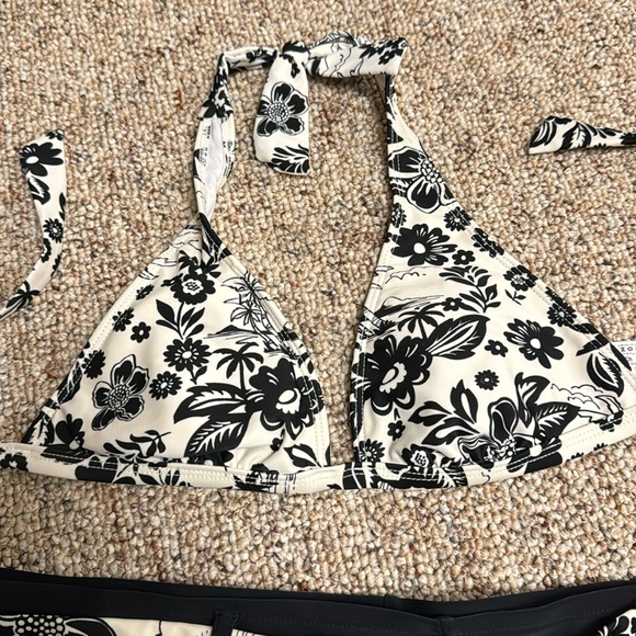 Arizona Jean company, black-and-white floral swimsuit with boy short - Picture 2 of 6